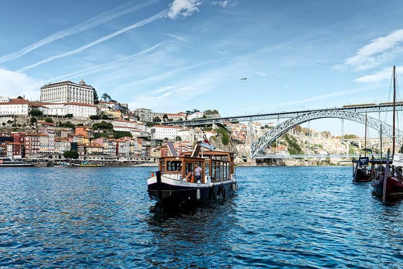 Fisherman'S Wharf Porto Apartment บีลาโนวาเดกายา ภายนอก รูปภาพ